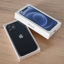 Imagen de referencia de un iPhone en una caja.