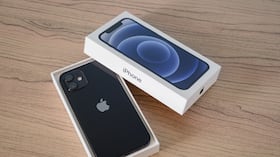Imagen de referencia de un iPhone en una caja.