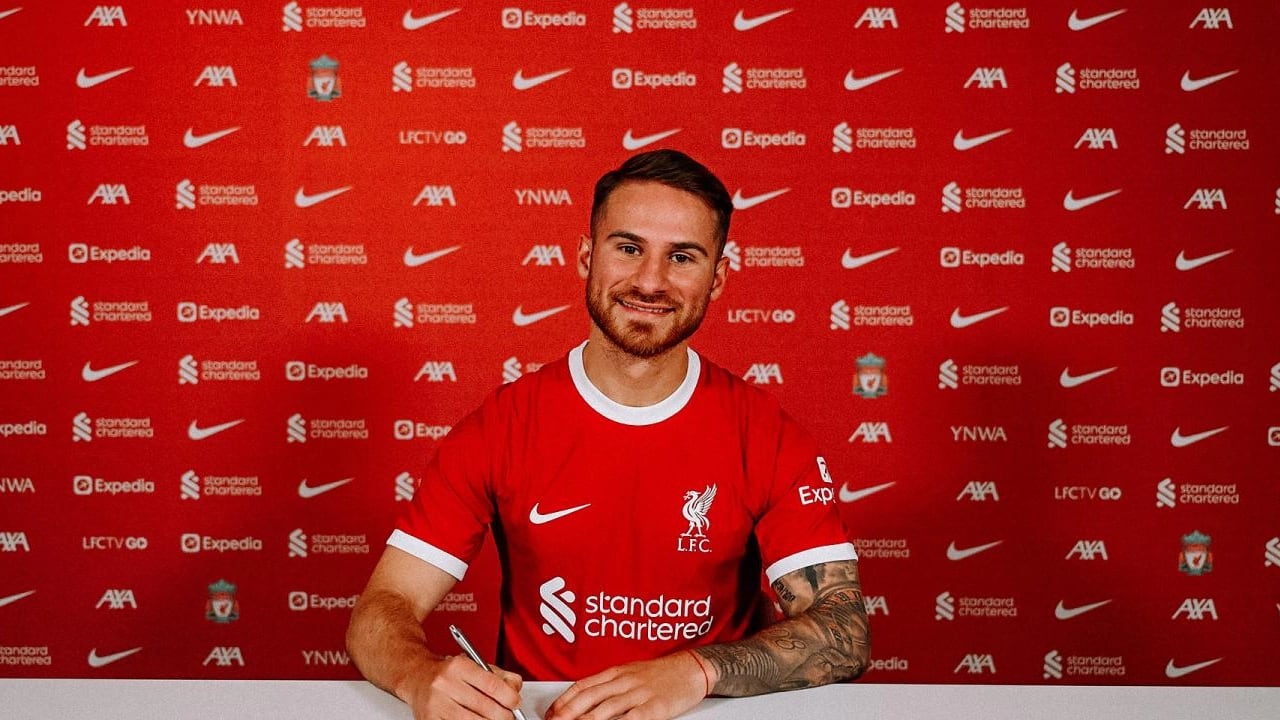 Alexis Mac Allister firmando su contrato con el Liverpool