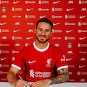 Alexis Mac Allister firmando su contrato con el Liverpool