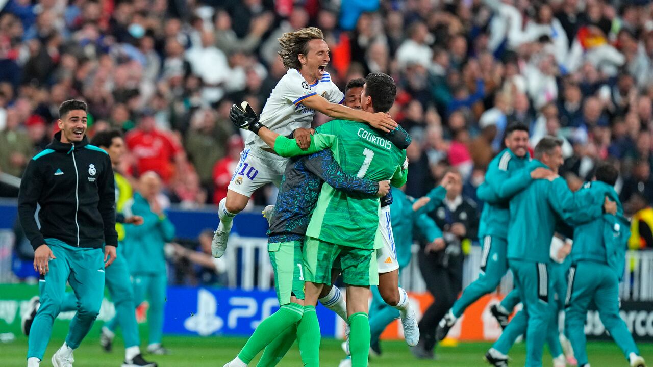 Los jugadores del Real Madrid celebran su Champions número 14.