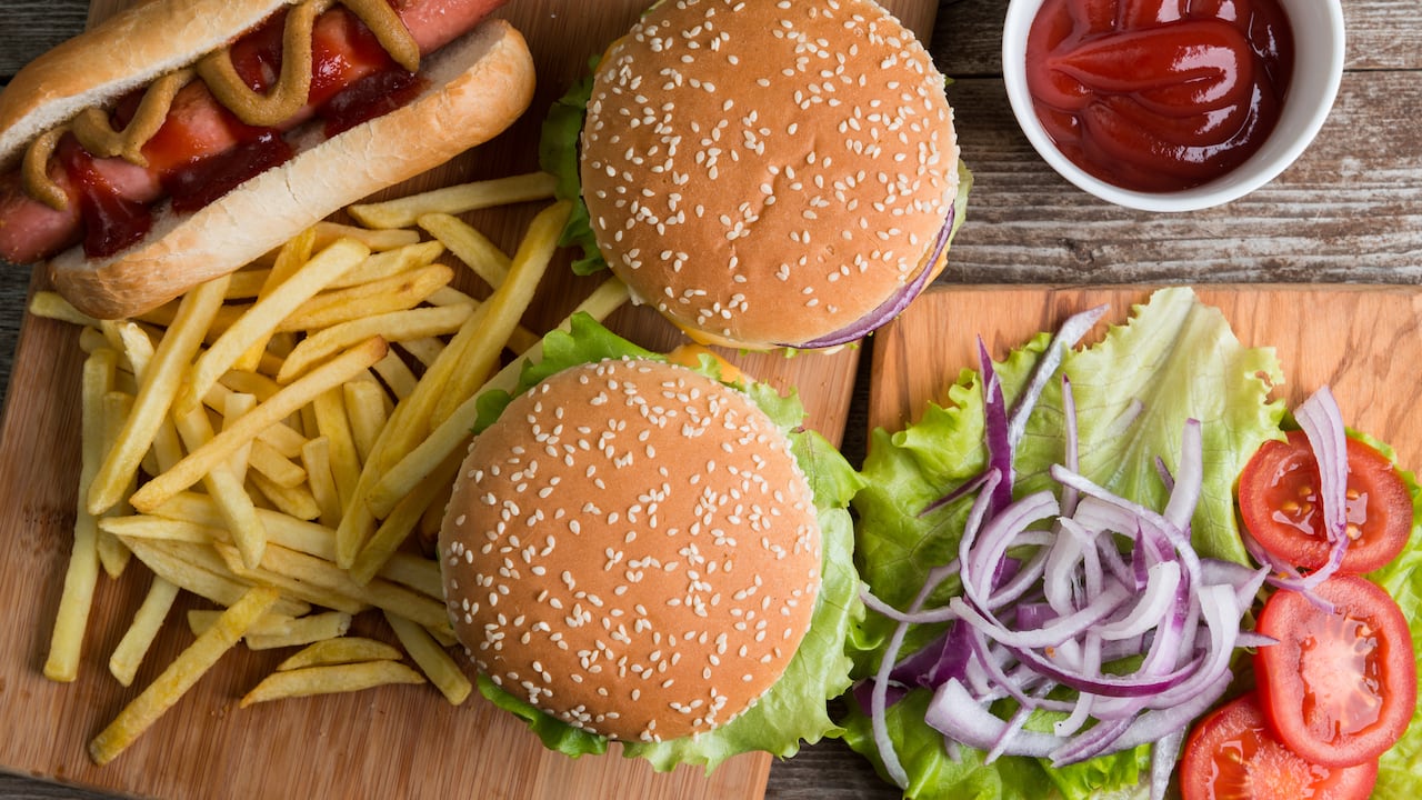 Foto de referencia de salchichas, hamburguesas, papas fritas y ensaladas