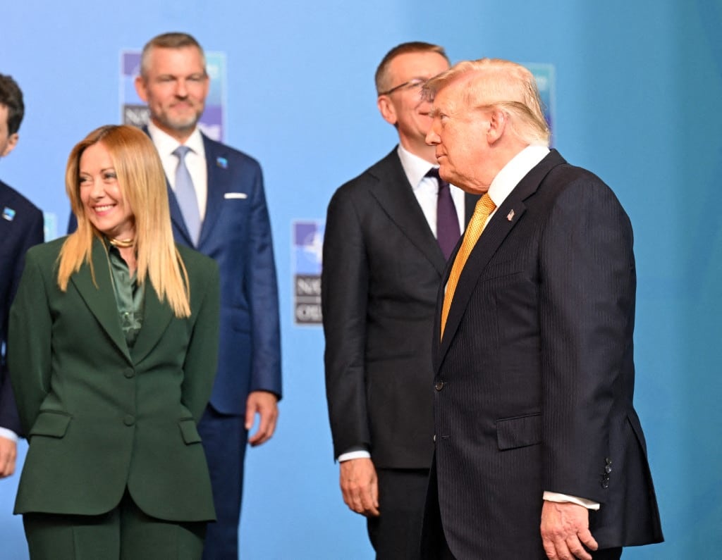 ANKARA, TURQUÍA - 8 DE JULIO: El presidente de EE. UU., Donald Trump, y la primera ministra italiana, Giorgia Meloni, posan junto a otros jefes de Estado y de Gobierno para la foto de familia durante la 36.ª Cumbre de Jefes de Estado y de Gobierno de la OTAN, celebrada en el Complejo Presidencial de Ankara, Turquía, el 8 de julio de 2026. Mehmet Ali Ozcan / Anadolu (Foto de MEHMET ALI OZCAN / Anadolu vía AFP)