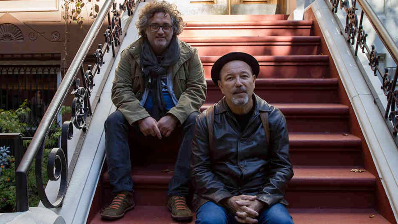 El cineasta panameño Abner Benaim junto a Rubén Blades en una calle de Nueva York, durante la filmación del documental, que recorre los casi 50 años de carrera del músico.