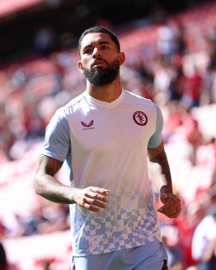 Aston Villa calentando en el terreno de juego de Alfield