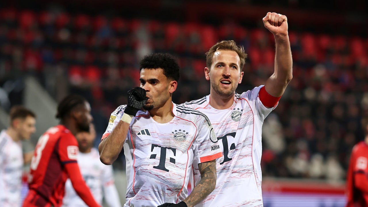 Luis Díaz celebra con Harry Kane.