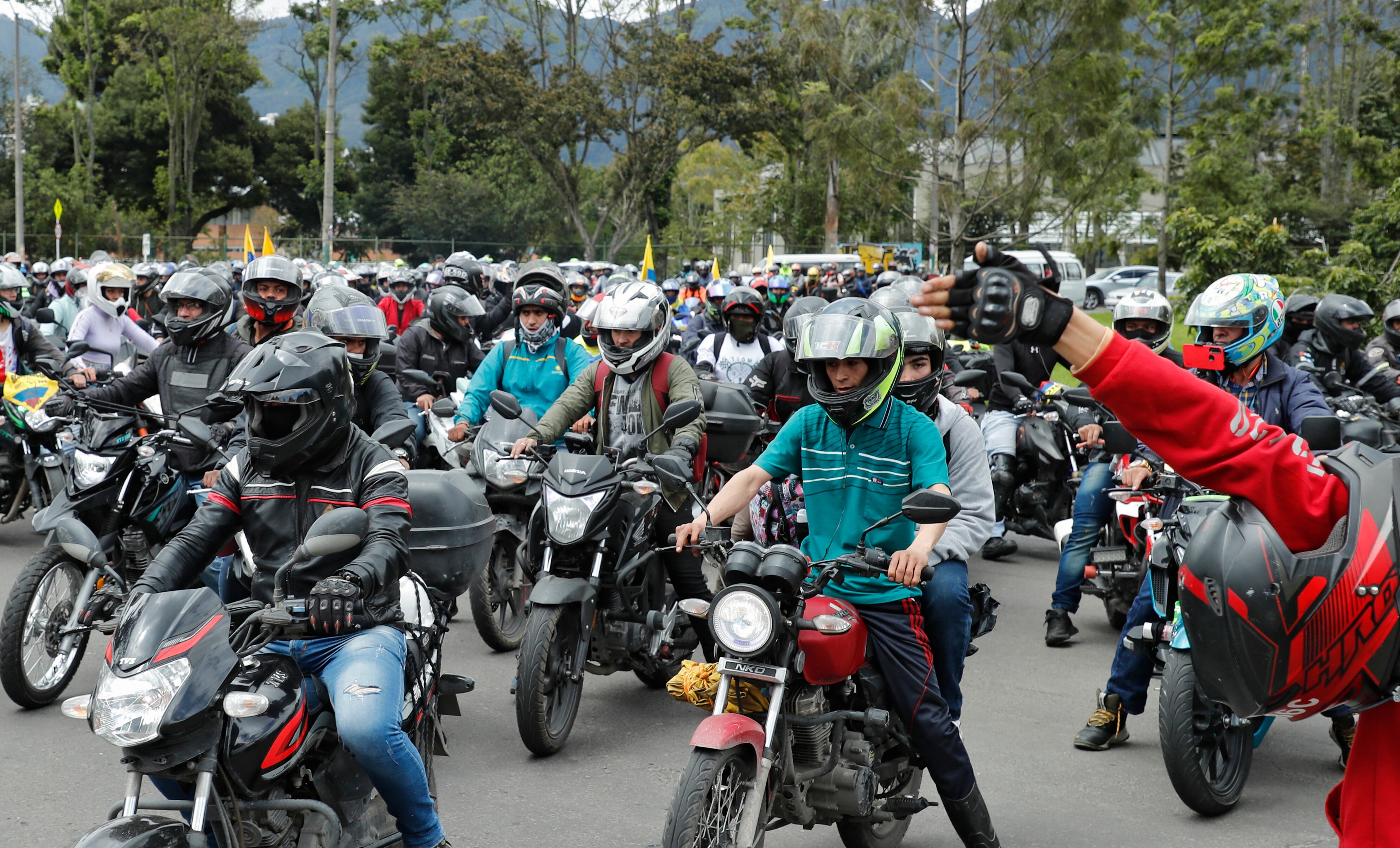 Motociclistas protestan en la capital debido a que la Alcaldía de Bogotá expidió el Decreto 270 de 2022, por medio del cual extiende la restricción del parrillero hombre en la ciudad hasta el próximo 31 de diciembre.
Julio 7 del 2022
Foto Guillermo Torres Reina / Semana