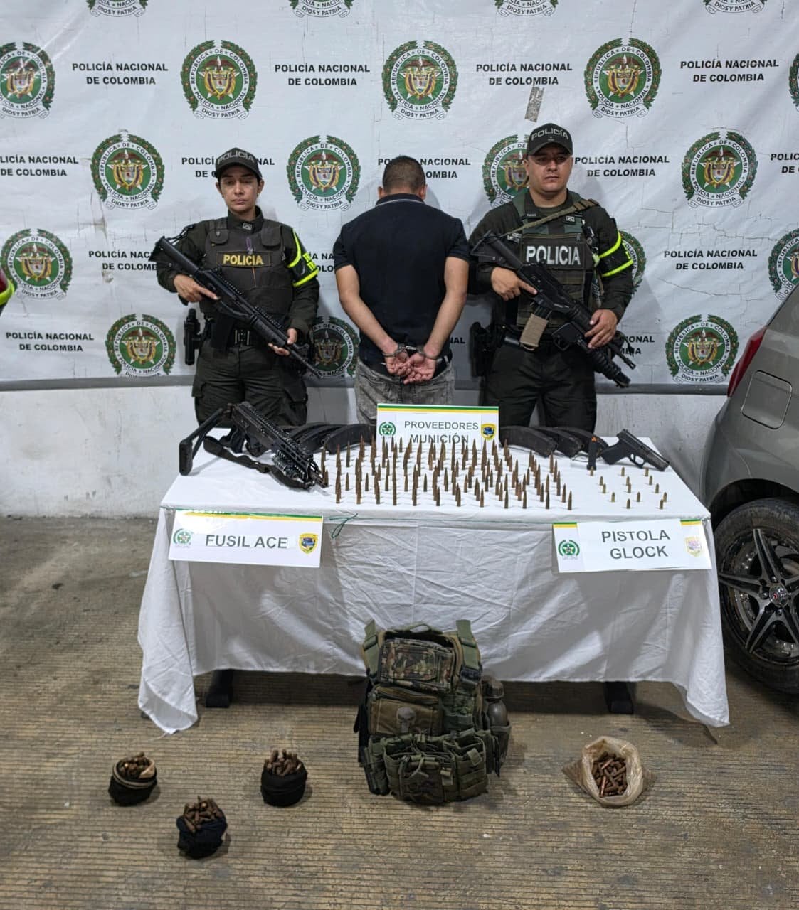 Hombre capturado por la Policía con un arsenal de armas.
