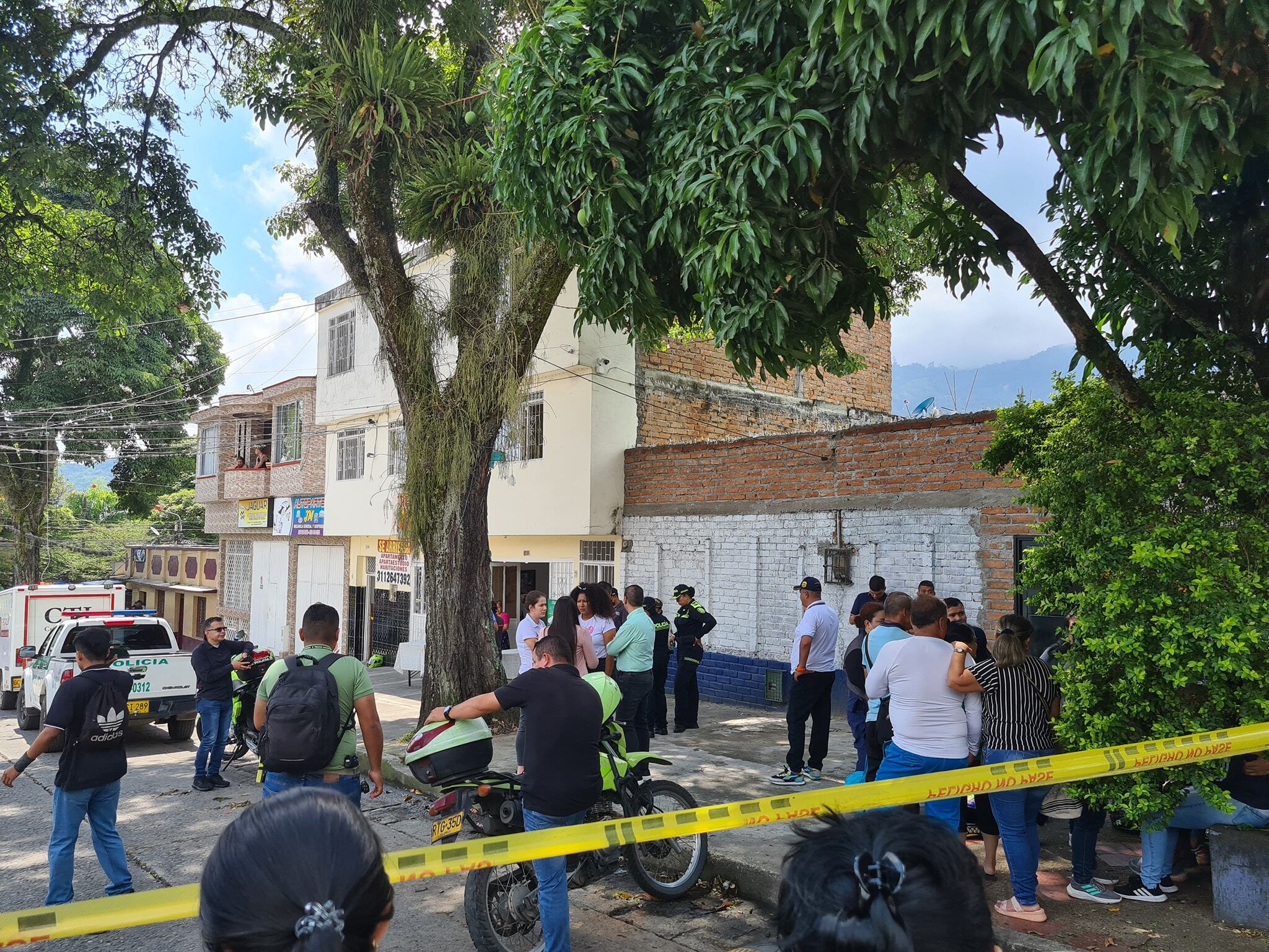 Varios personas se acercaron al lugar de los hechos.