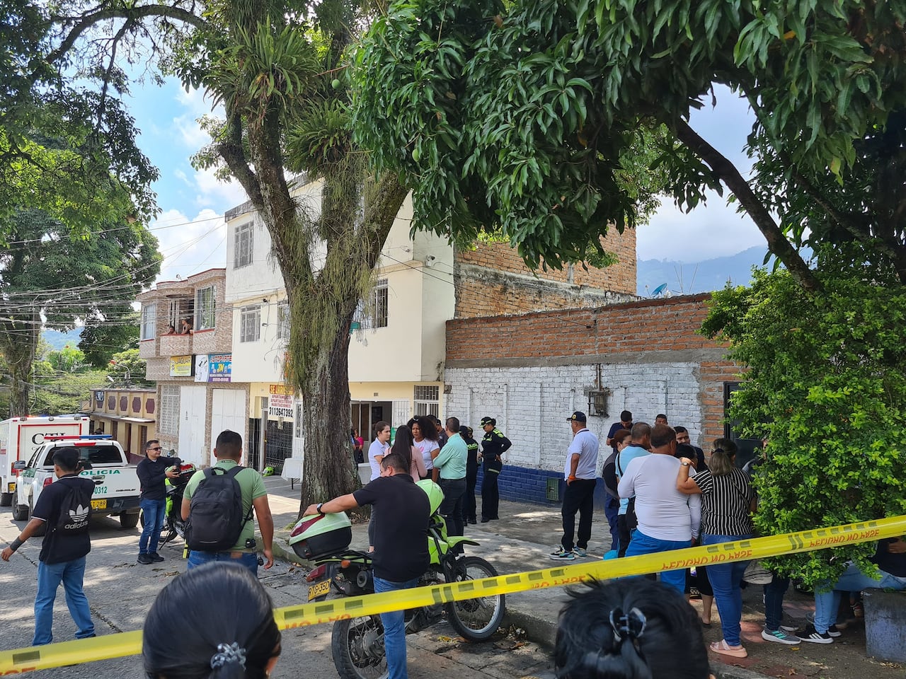 Varios personas se acercaron al lugar de los hechos.