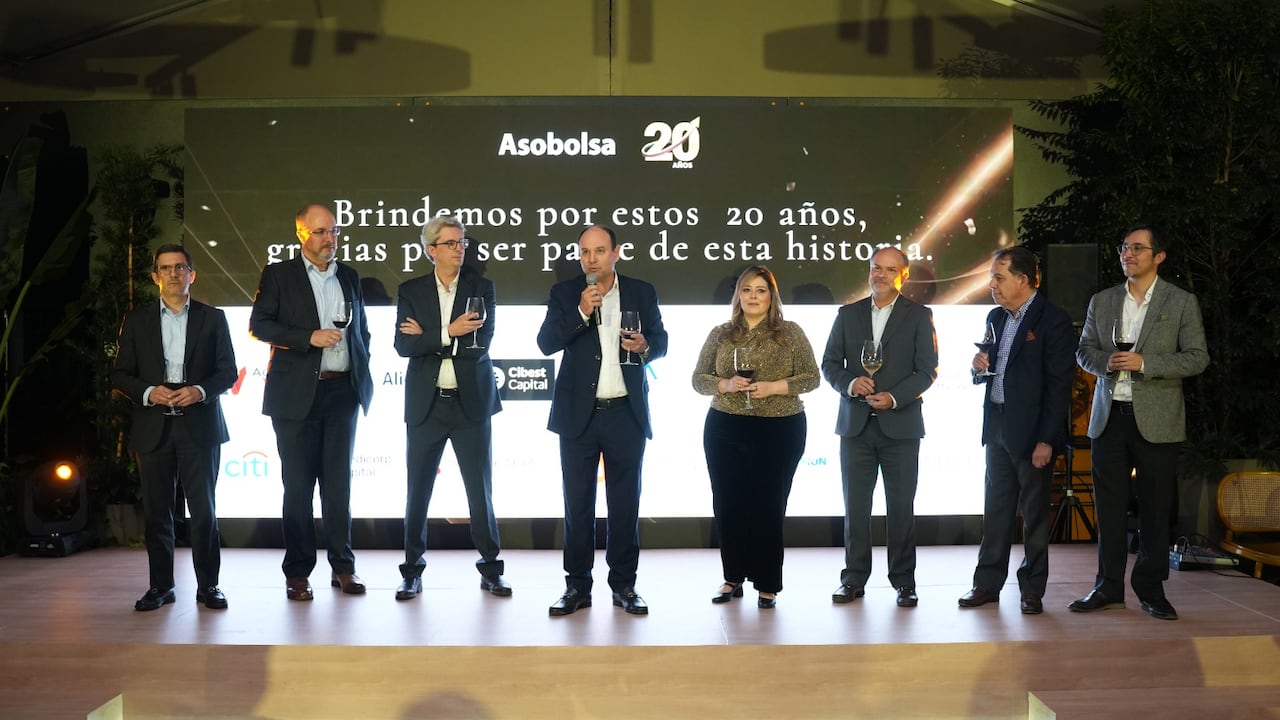 Salim Jassir, presidente de Aval Casa de Bolsa; Félix Buendía presidente de Itaú Sociedad Comisionista de Bolsa; Luis Felipe Aparicio, presidente de Acciones y Valores Sociedad Comisionista de Bolsa; Héctor Juliao Villalobos, Country Head Credicorp Capital; Shenny González Uribe, presidenta Asobolsa; Hugo Abreo, presidente de BBVA Valores; Luis Fernando Fandiño, presidente de Alianza Valores; Alexander González, presidente de Progresión Sociedad Comisionista de Bolsa