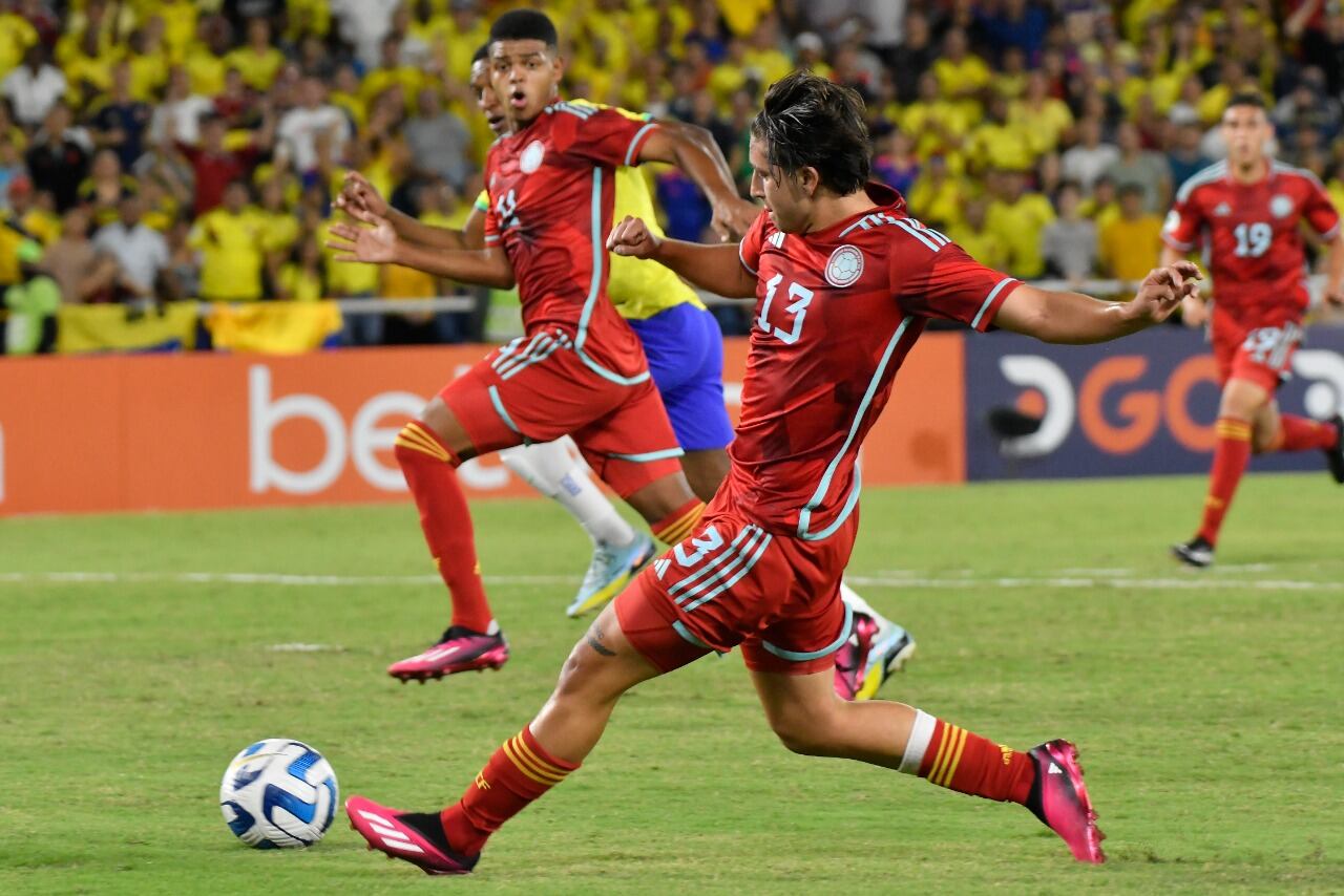 Juan Castilla en aproximación sobre el arco de Brasil en el Sudamericano Sub-20.