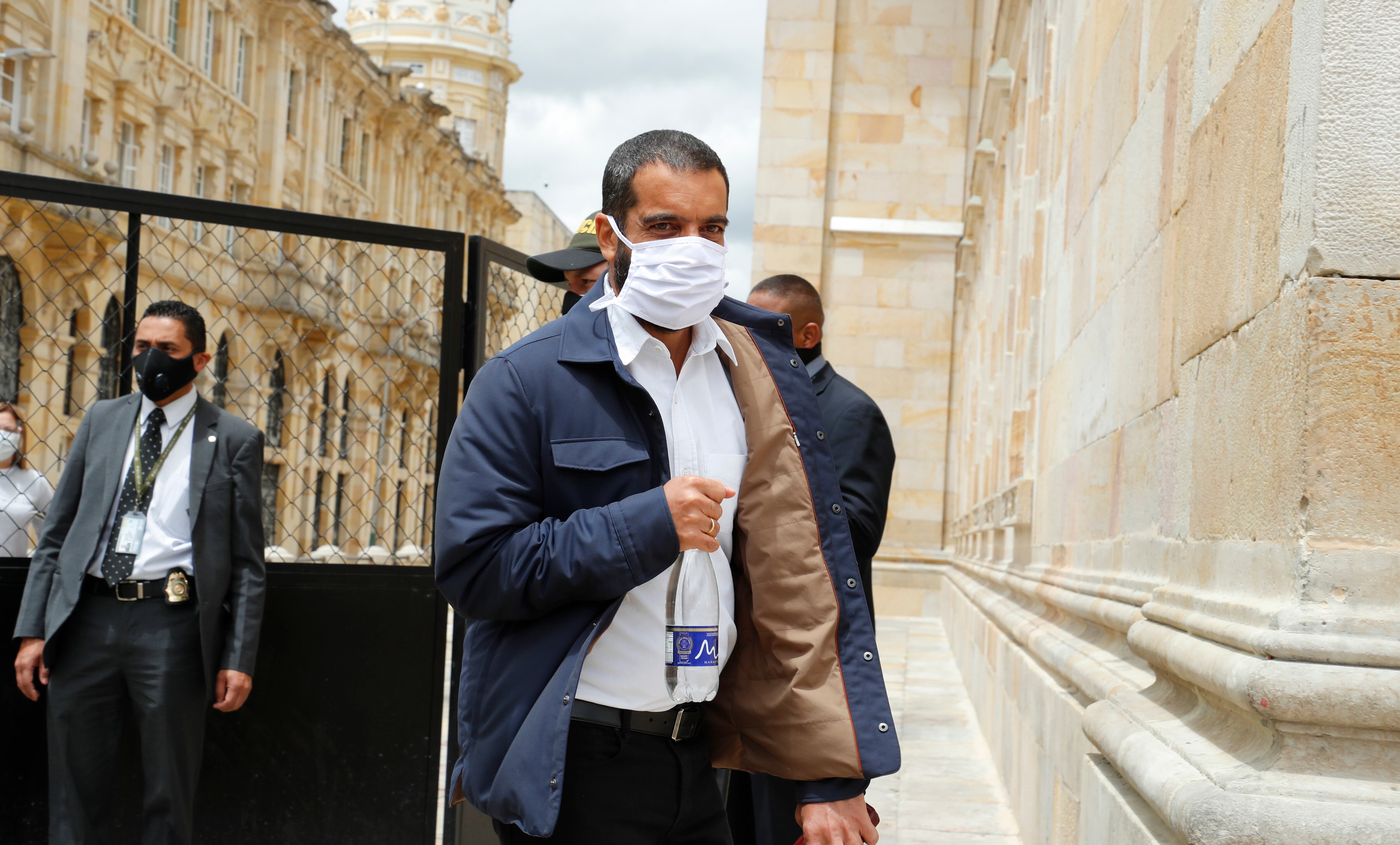 Senador por Cambio Radical Arturo Char Chaljub presidente del Senado
Senadores con tapabocas ingreasan al Senado para la eleccion de procurador y magistrados para votacion presencial en epoca se la pandemia del Covid 19
Bogota julio 27 del 2020