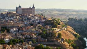 Toledo, España: Este destino conocido como la Ciudad de las tres culturas por su convivencia pacífica de cristianos, musulmanes y judíos fue declarado, en 1986, como Patrimonio de la Humanidad por la Unesco. Es idóneo para quienes disfrutan del turismo histórico y cultural, ya que su arquitectura refleja el pasado medieval de la ciudad y sus calles evocan la historia de Don Quijote y Sancho Panza. Además, los miradores ofrecen vistas que parecen irreales por su belleza.