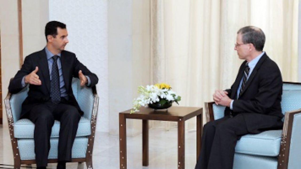 Foto de archivo de Bashar al Assad y Robert Ford, embajador de EE.UU. en Siria.