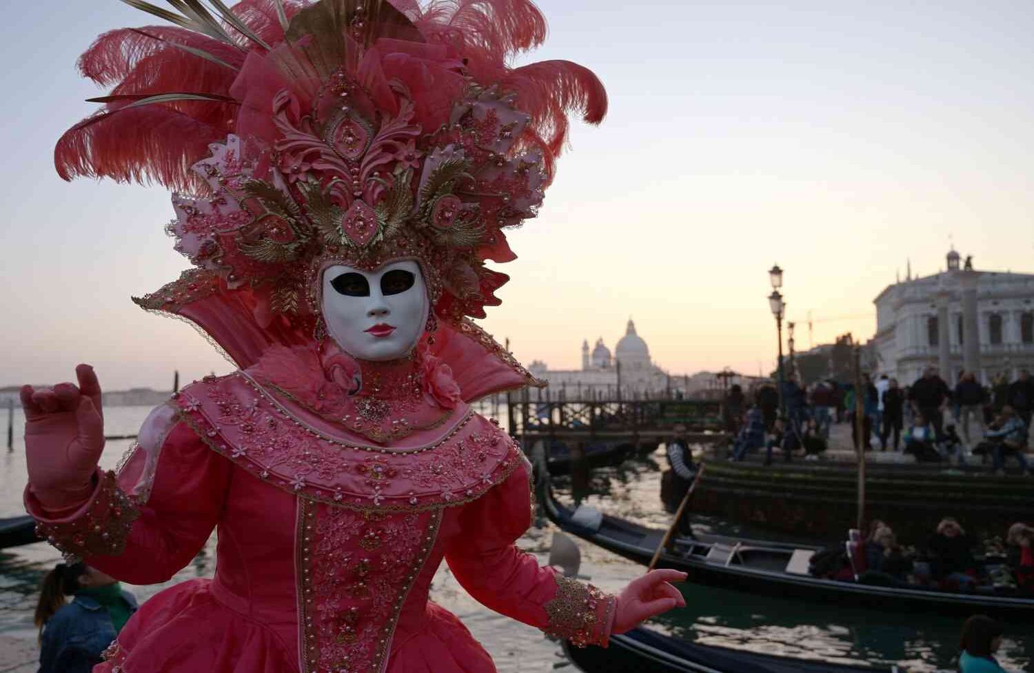 Un juerguista enmascarado posa en la Riva degli Schiavoni durante la inauguración de esta edición del Festival de Venecia. FOTO: Vincenzo PINTO / AFP