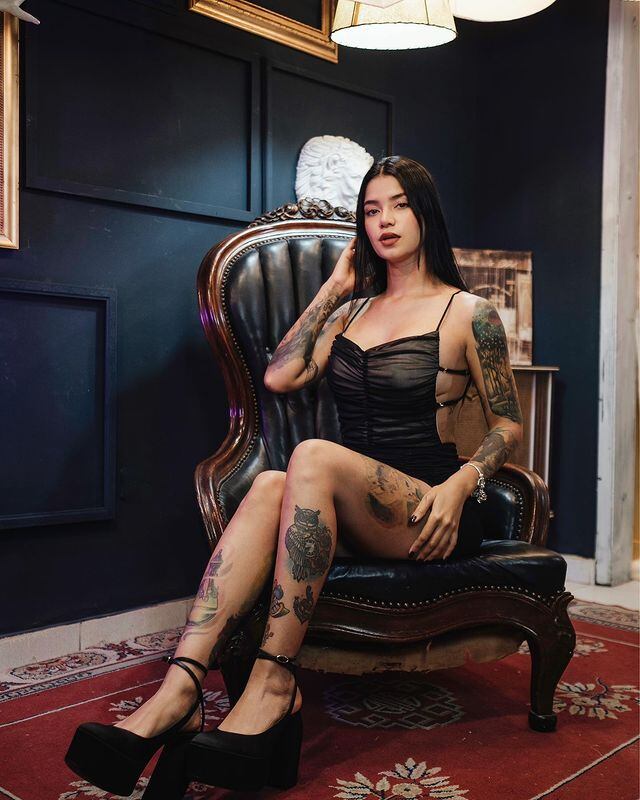 La influencer se dejó ver muy sensual con un vestido negro