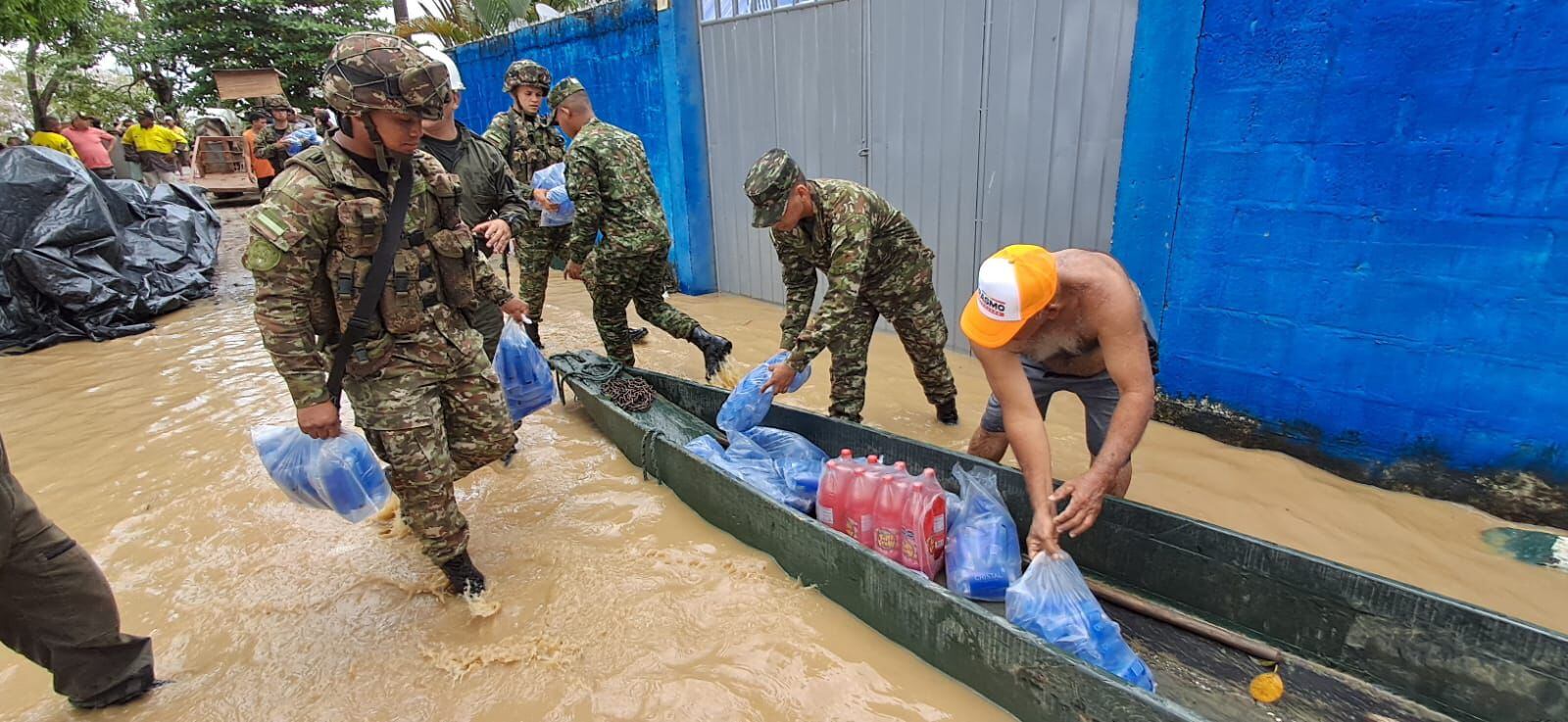 Soldados ayudando a los afectados por las inundaciones.