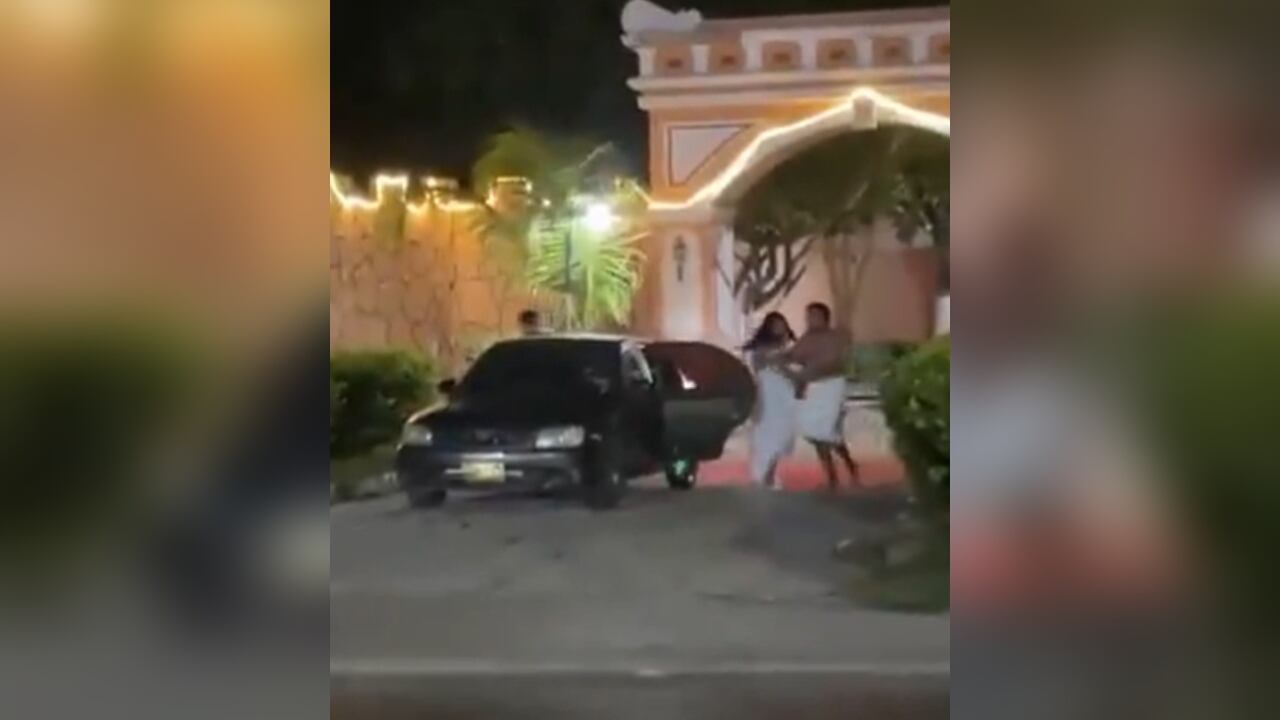 Varios curiosos se detuvieron en el lugar para grabar lo sucedido.