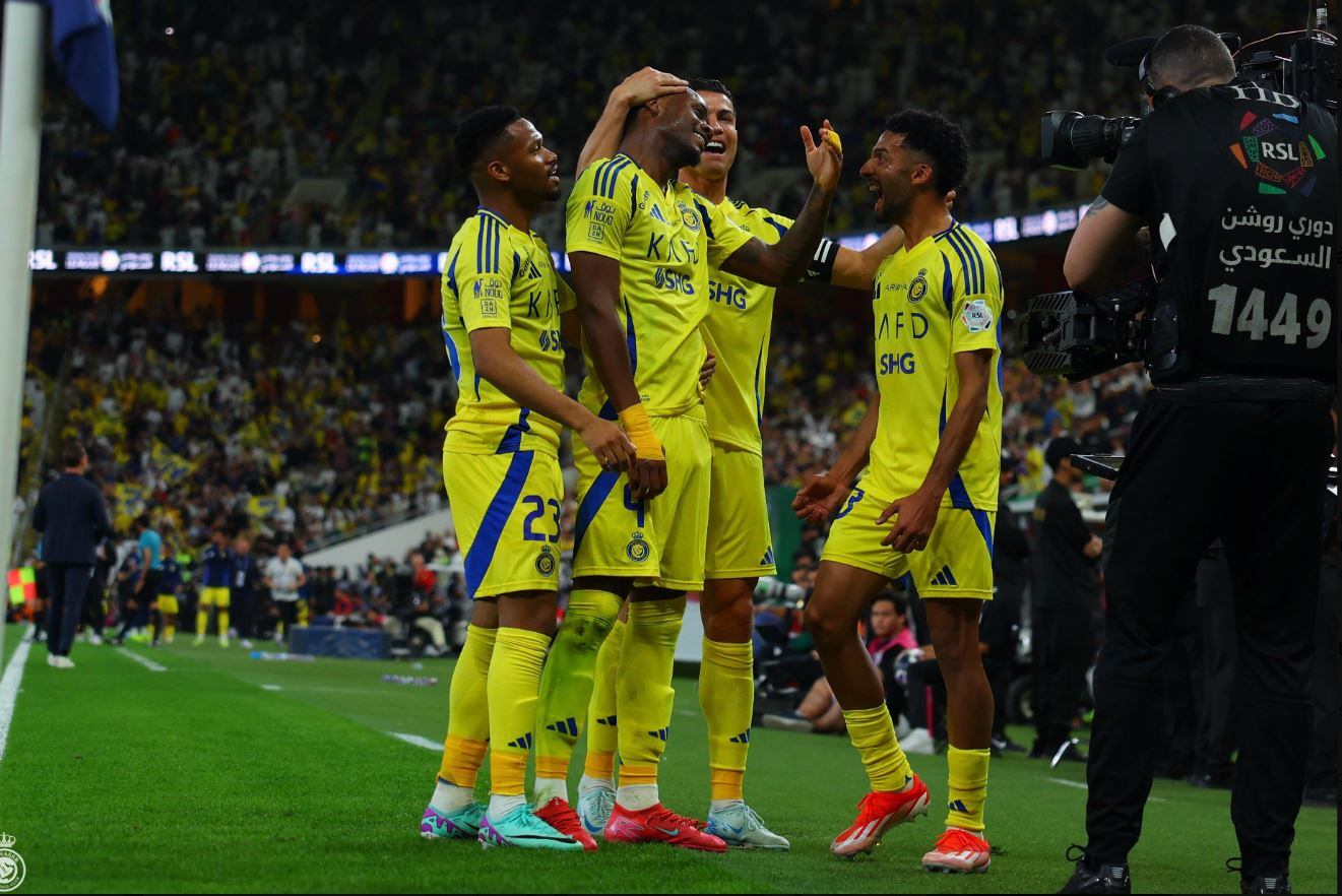 Jhon Durán celebra el primer gol con Cristiano Ronaldo y otros compañeros.