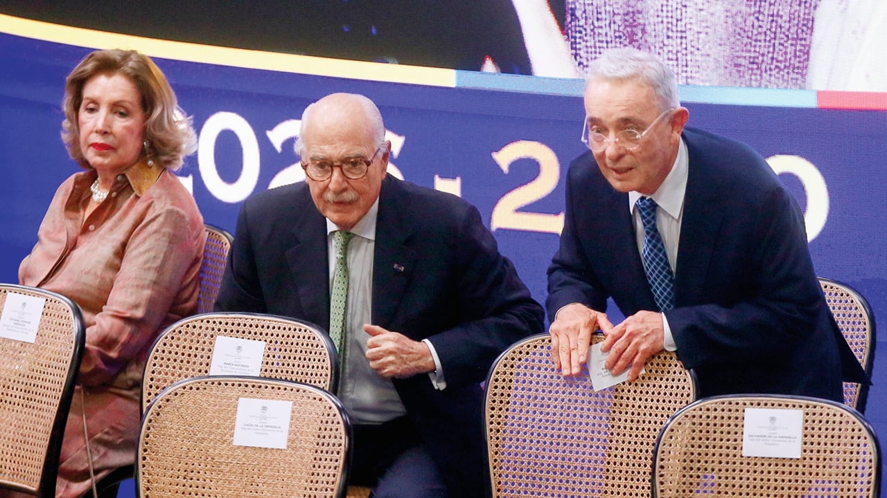La ex primera dama Marta Blanco, acompañada de los expresidentes Andrés Pastrana y Álvaro Uribe.