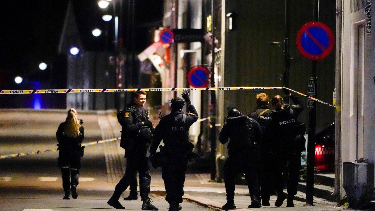Policías en el lugar de un ataque con arco y flechas que dejó varios muertos y heridos en Kongsberg, Noruega, el miércoles 13 de octubre de 2021. (Hakon Mosvold Larsen/NTB Scanpix vía AP)
