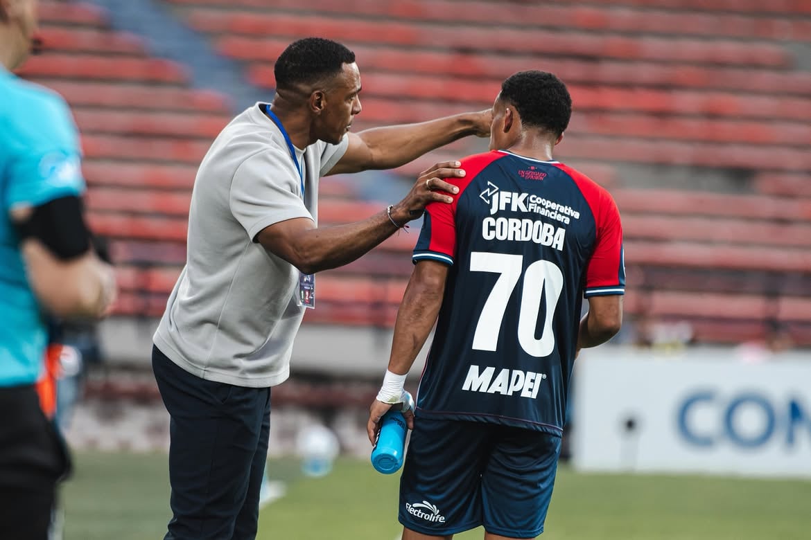 Amaranto Perea dirigiendo su primer partido al frente del DIM