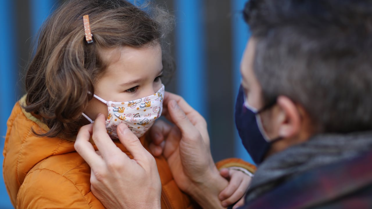Papá le retira el tapabocas a su hija