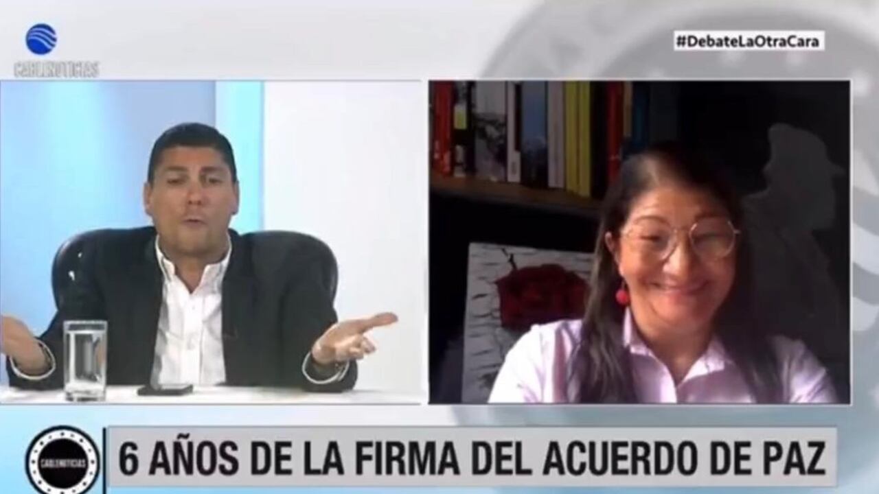 A la senadora Sandra Ramírez le recuerdan que las Farc fueron asesinas y ella ríe.