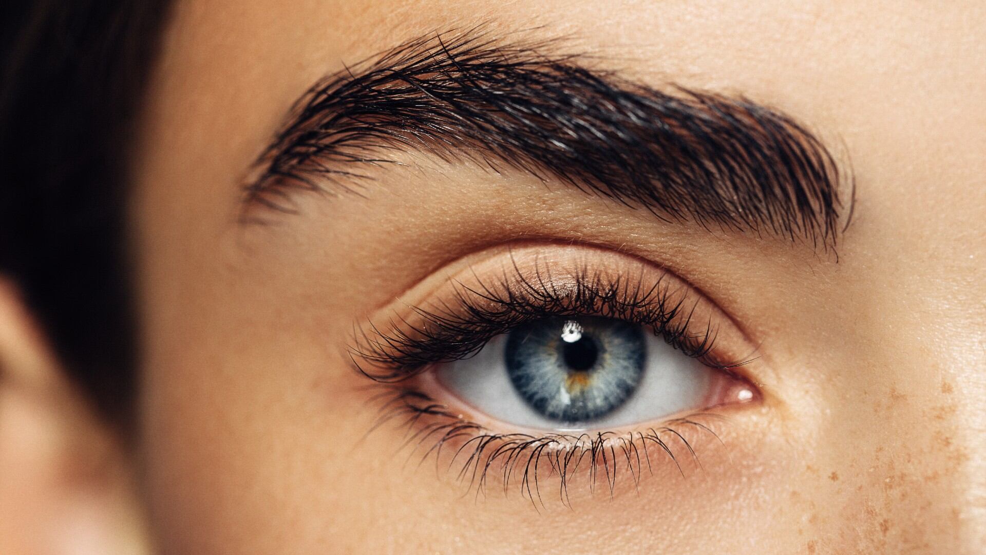 Una dieta sana y equilibrada ayuda a fortalecer los bellos de las cejas y pestañas.
