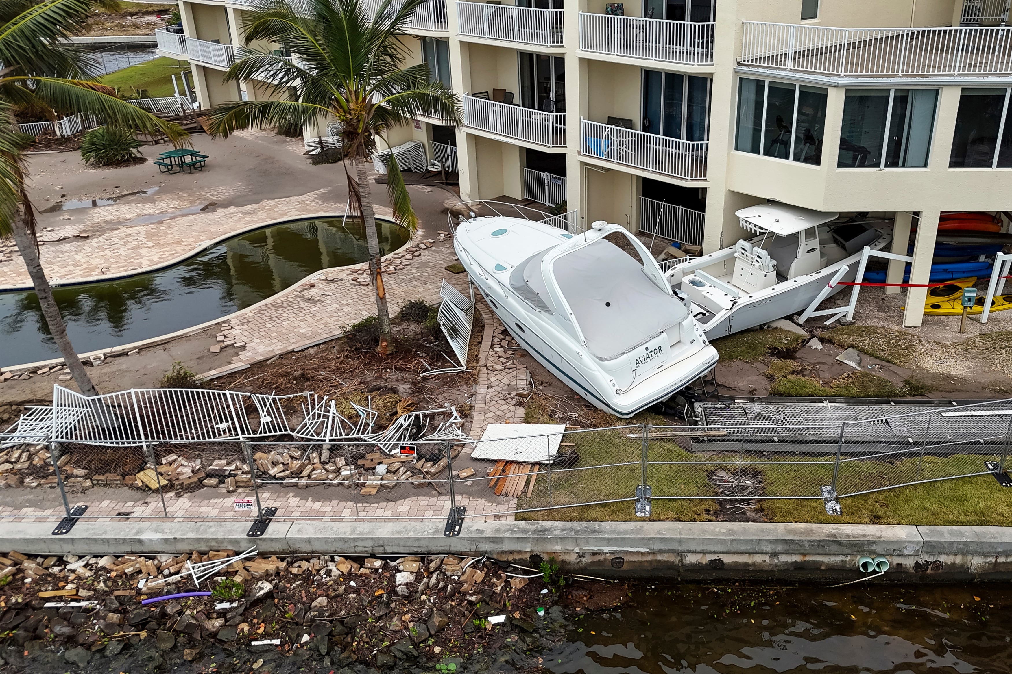Lanchas en un complejo residencial luego de haber sido empujadas a la costa por las inundaciones provocadas por el huracán Helene, el sábado 28 de septiembre de 2024, en St. Petersburg, Florida. (AP Foto/Mike Carlson)