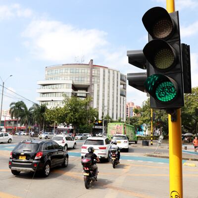 Autoridades de Movilidad aseguran que afectaciones de semáforos en Cali se deben a vandalismo y conexiones ilegales.