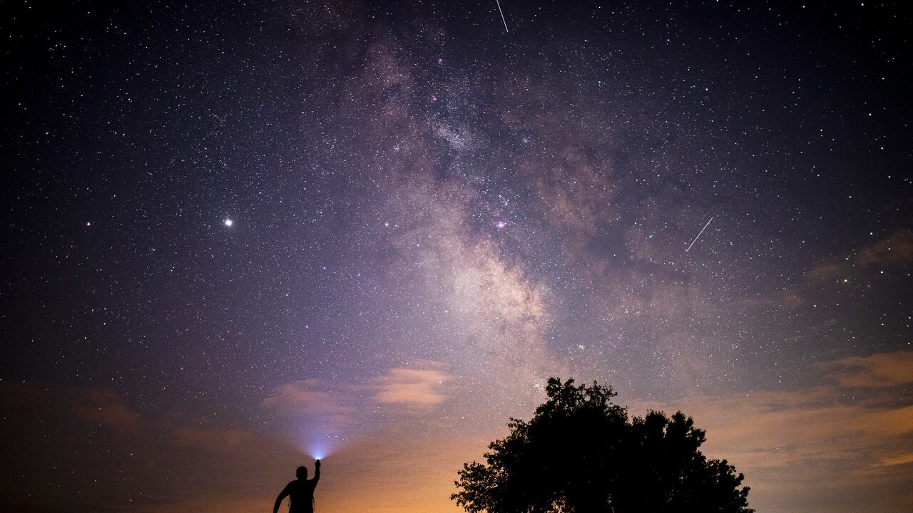 La Royal Astronomical Society prevé menos meteoros visibles este año por la fase lunar.