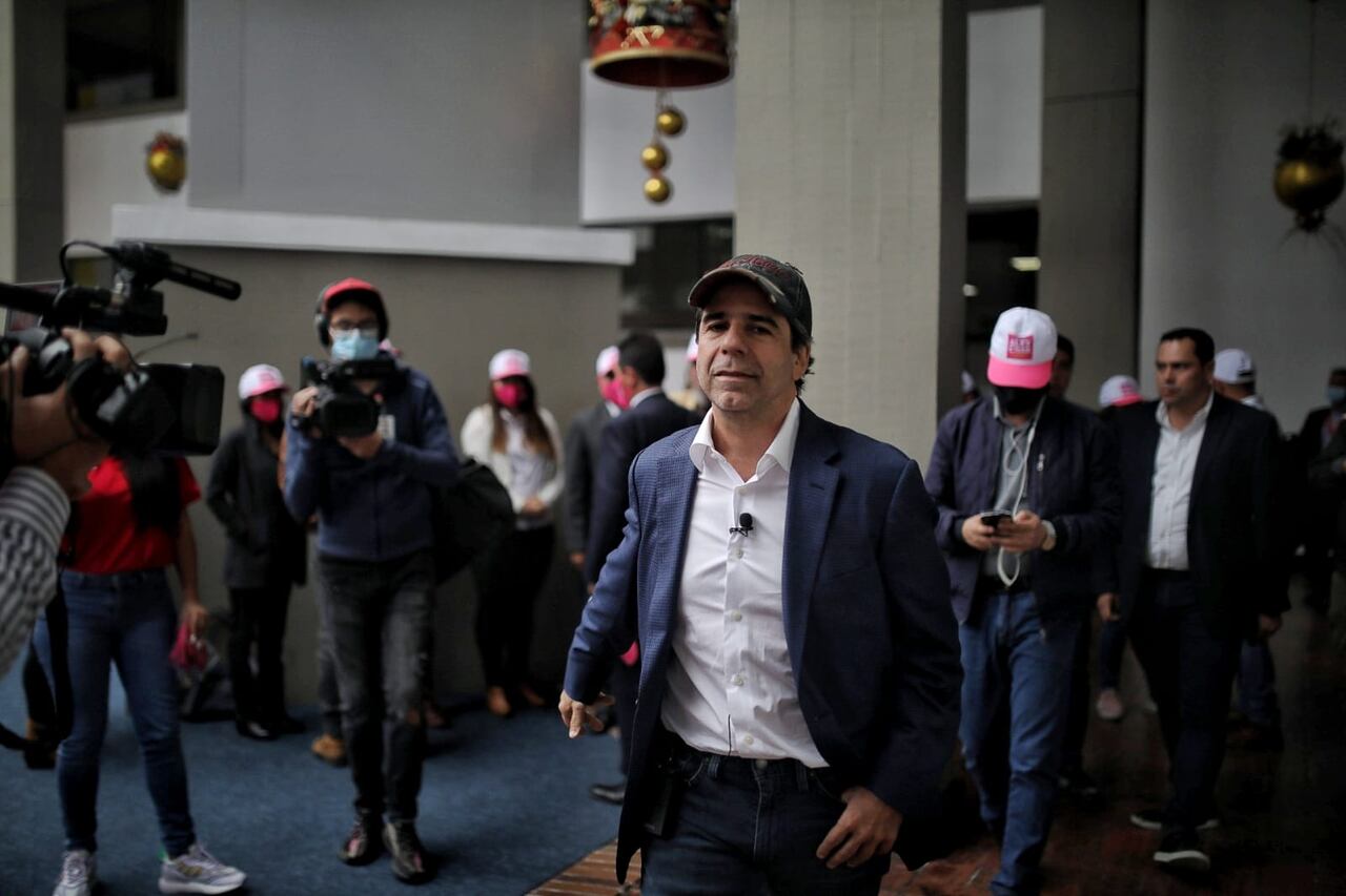 ALEX CHAR ENTREGA FIRMAS EN LA REGISTRADURIA