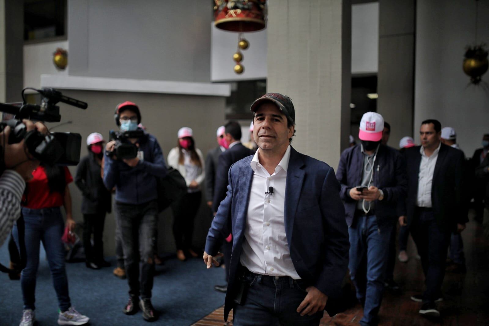 ALEX CHAR ENTREGA FIRMAS EN LA REGISTRADURIA