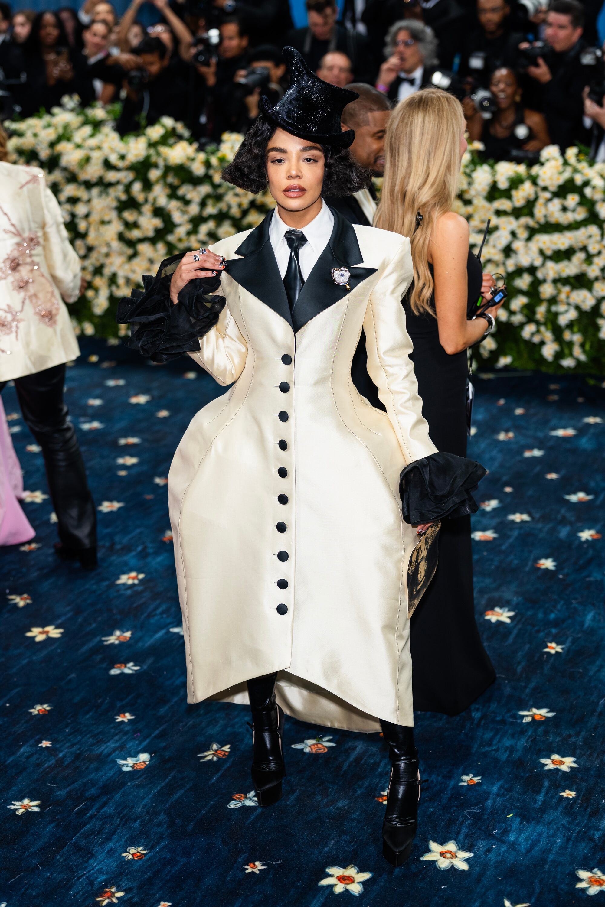 Tessa Thompson optó por un diseño personalizado que combinaba elementos clásicos con detalles contemporáneos, reflejando la evolución del dandismo.