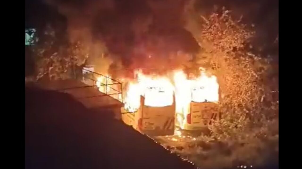 Buscan a los responsables de la quema de dos buses en el corregimiento del Valle de Toledo.