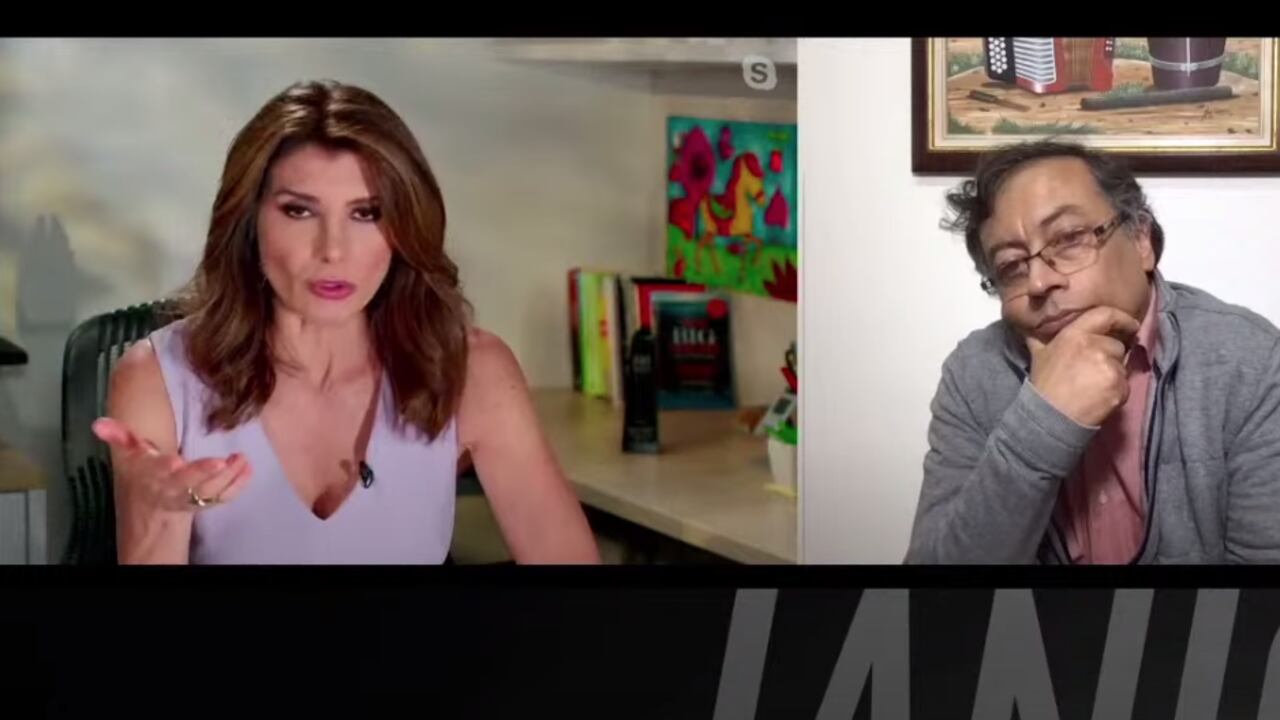 La periodista Ángela Patricia Janiot y el senador Gustavo Petro durante la entrevista en Univisión