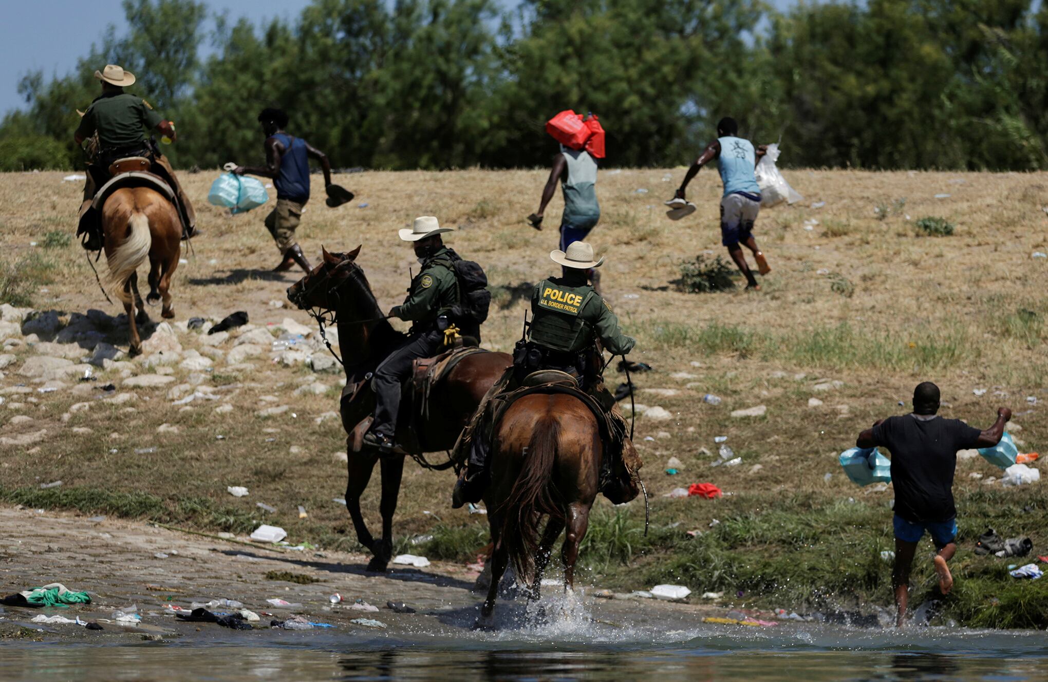 En Imágenes : Migrantes tratando de cruzar la frontera buscan asilo en EE. UU.