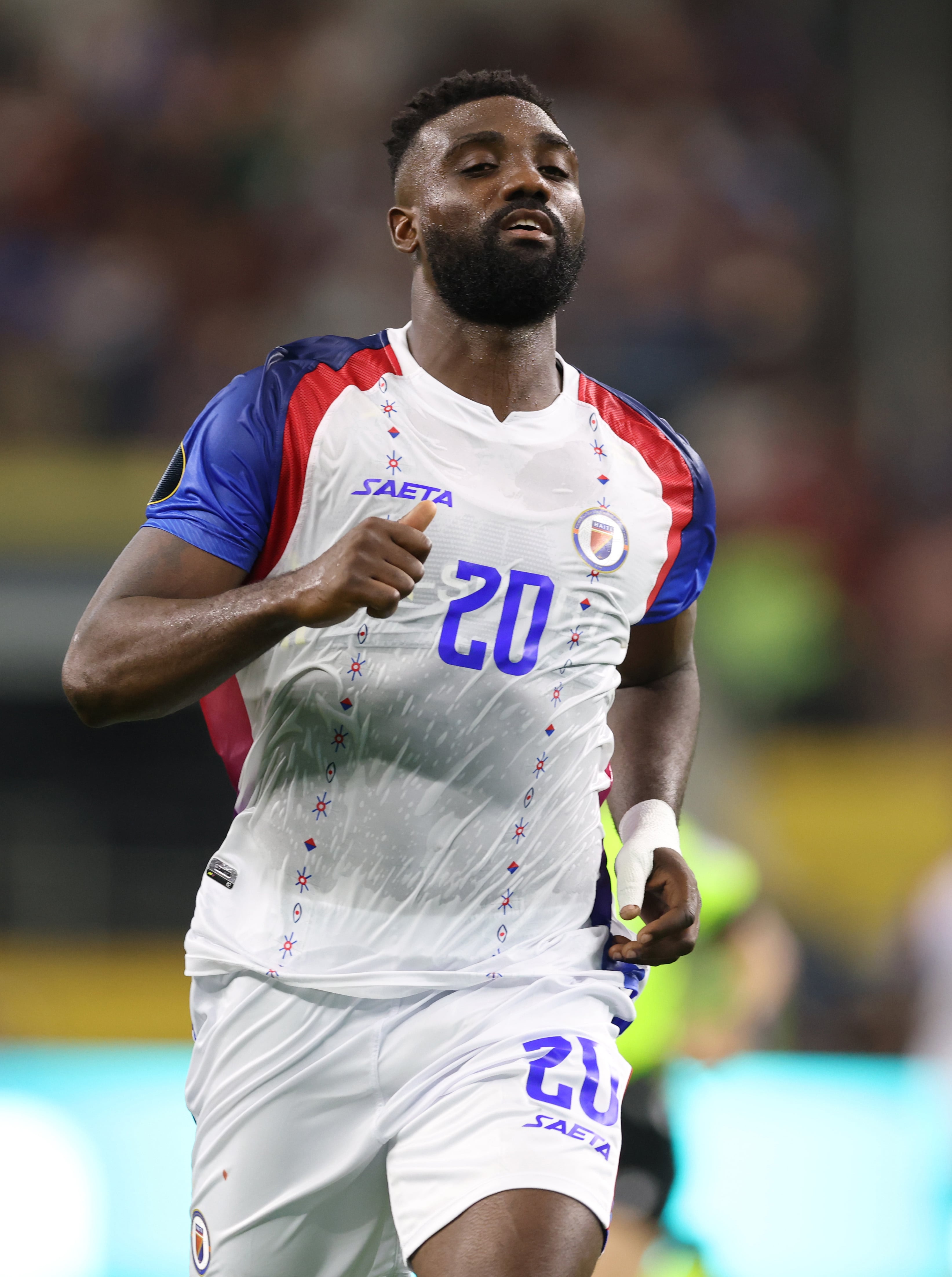 Equipación de Haití con patrocinio de Saeta