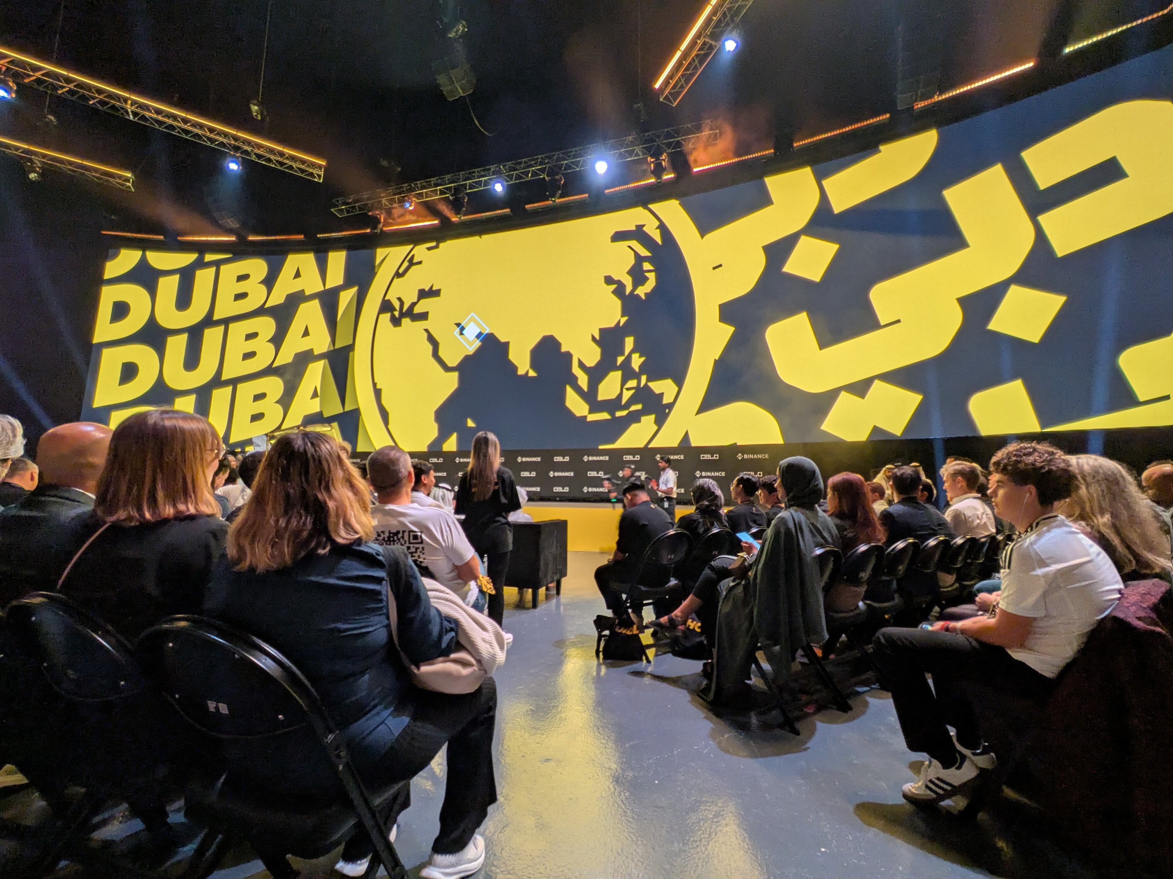 Asistentes dentro del recinto durante las intervenciones de la Binance Blockchain Week 2025.