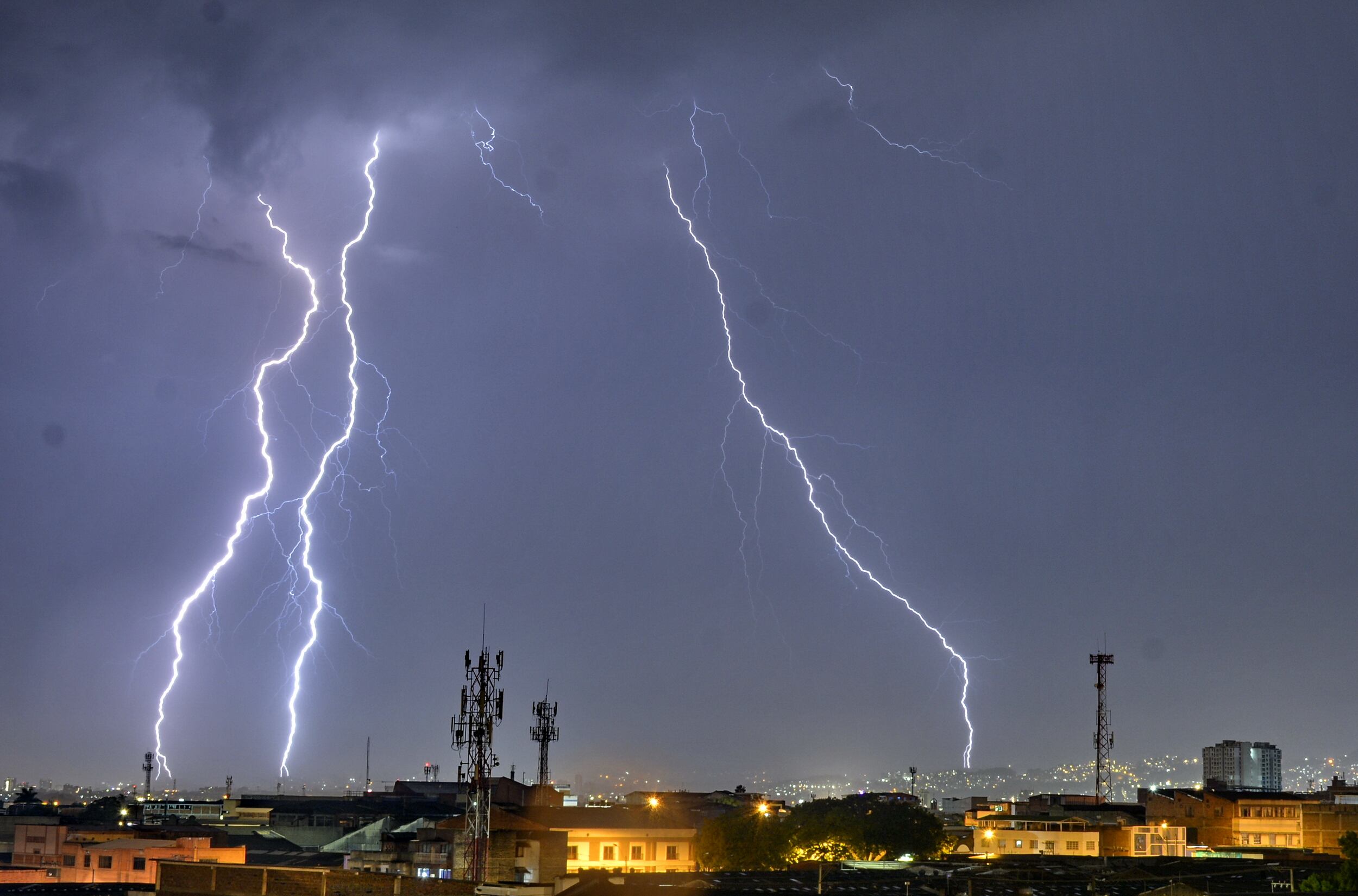 En medio de Fenómeno del Niño, se están presentando fuertes aguaceros con tormentas eléctricas, que tienen a los caleños sin saber si viene una ola de calor o de lluvias. Sin embargo, muchos agradecen estos aguaceros que refrescan la Sultana del Valle.