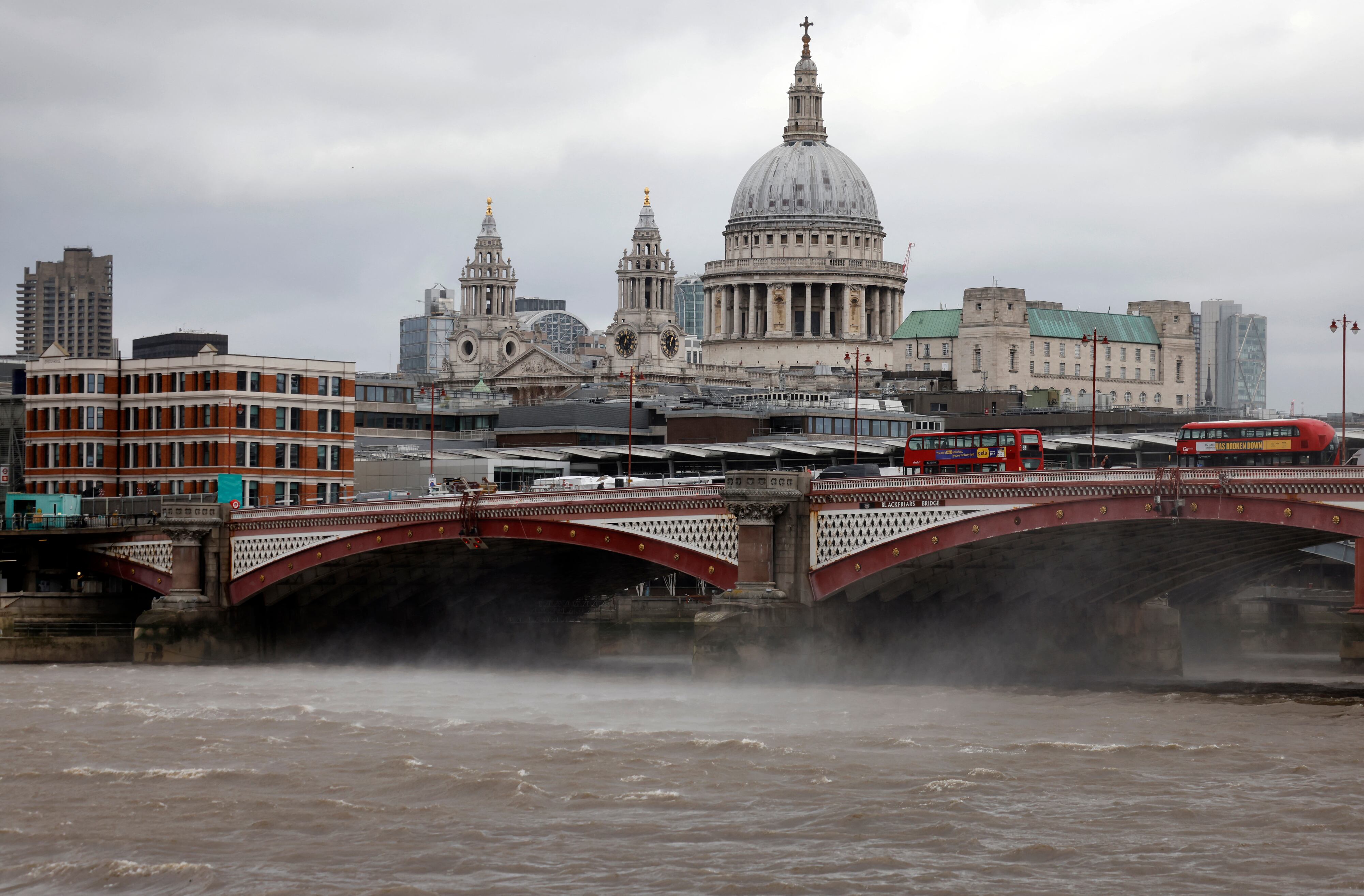 Una ráfaga de viento azota la superficie del agua del río Támesis por el puente Blackfriars, con el telón de fondo de la Catedral de San Pablo, en el centro de Londres, el 18 de febrero de 2022, mientras la tormenta Eunice trae fuertes vientos en todo el país. - Gran Bretaña puso al ejército en estado de alerta el viernes y las escuelas cerraron cuando los meteorólogos emitieron dos raras advertencias de "clima rojo" de "peligro para la vida" debido a los temibles vientos e inundaciones debido a la proximidad de la tormenta Eunice. (Foto de Tolga Akmen / AFP)