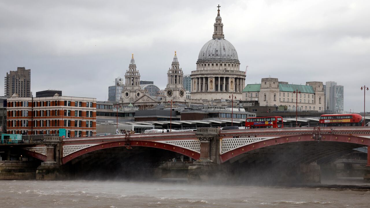 Una ráfaga de viento azota la superficie del agua del río Támesis por el puente Blackfriars, en Reino Unido, el 18 de febrero de 2022.