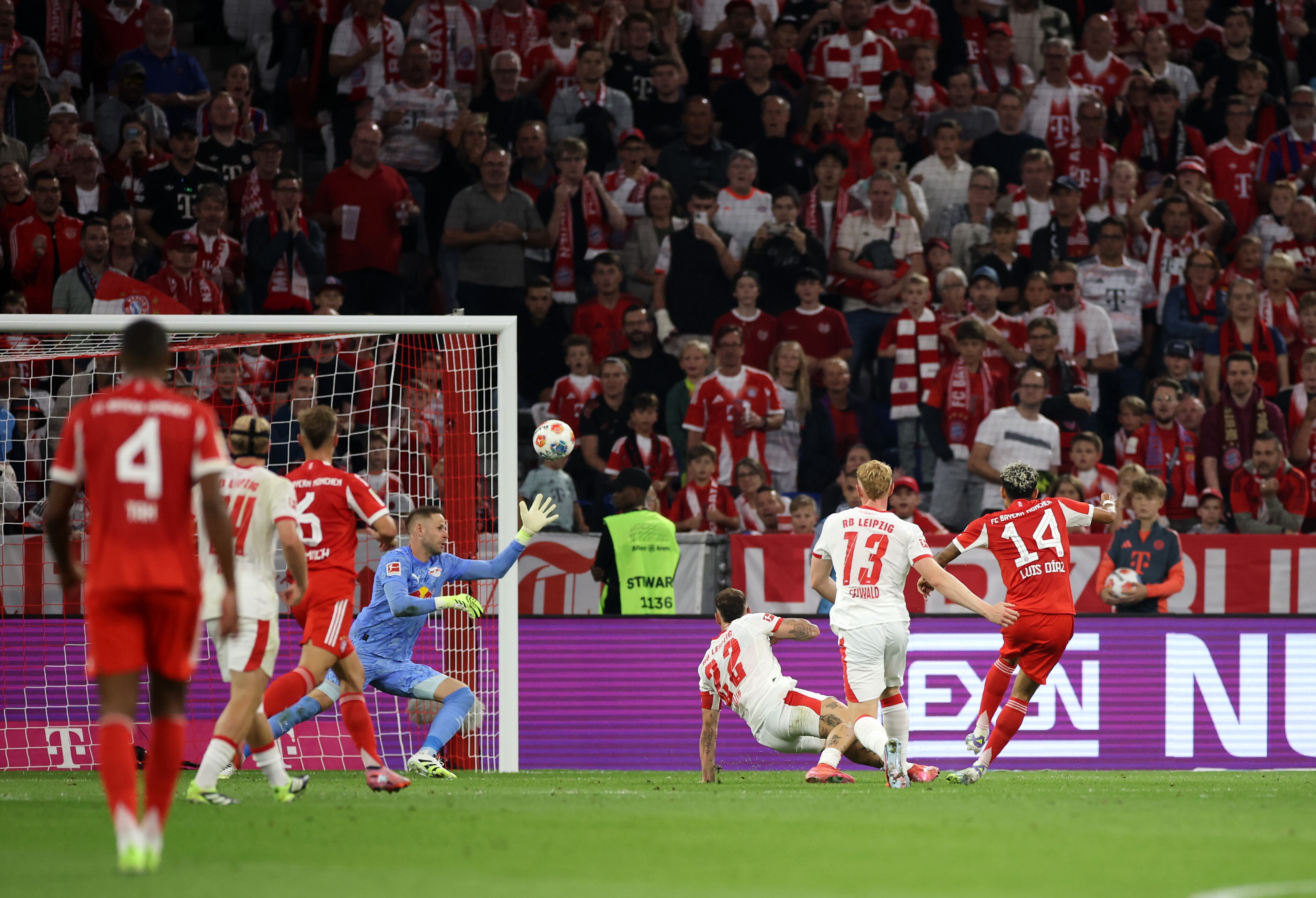 MUNICH, GERMANY - AUGUST 22: Luis Diaz of Bayern Munich scores his team's second goal during the Bundesliga match between FC Bayern München and RB Leipzig at Allianz Arena on August 22, 2025 in Munich, Germany. (Photo by Alex Grimm/Getty Images)