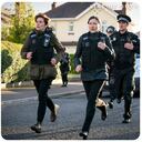 Isabel II, a la izquierda, durante la reciente ceremonia Trooping the Colour. A la derecha, una escena de Line of Duty, su serie policiaca favorita.