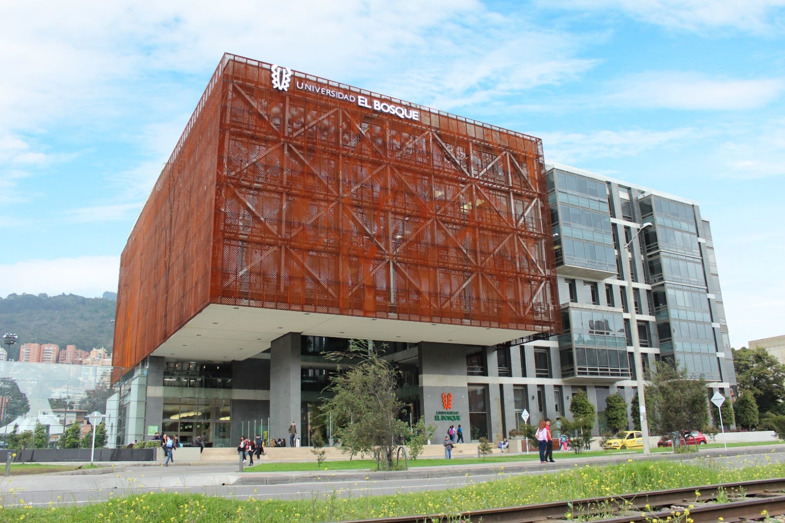 Con instalaciones en Bogotá y Chía, la Universidad El Bosque trabaja constantemente en ampliar su infraestructura y así garantizar una educación de calidad.