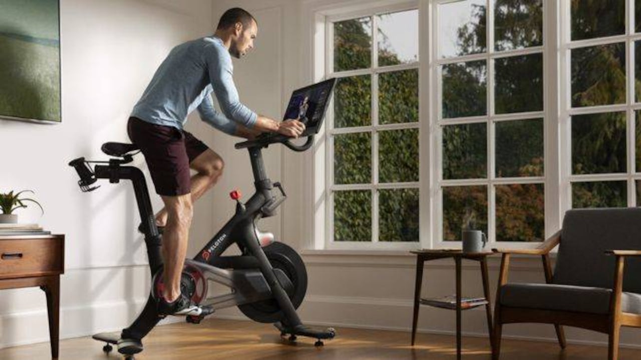 La empresa Peloton vende bicicletas estáticas con clases en vivo a través de una pantalla para entrenar en la casa. Foto: Peloton