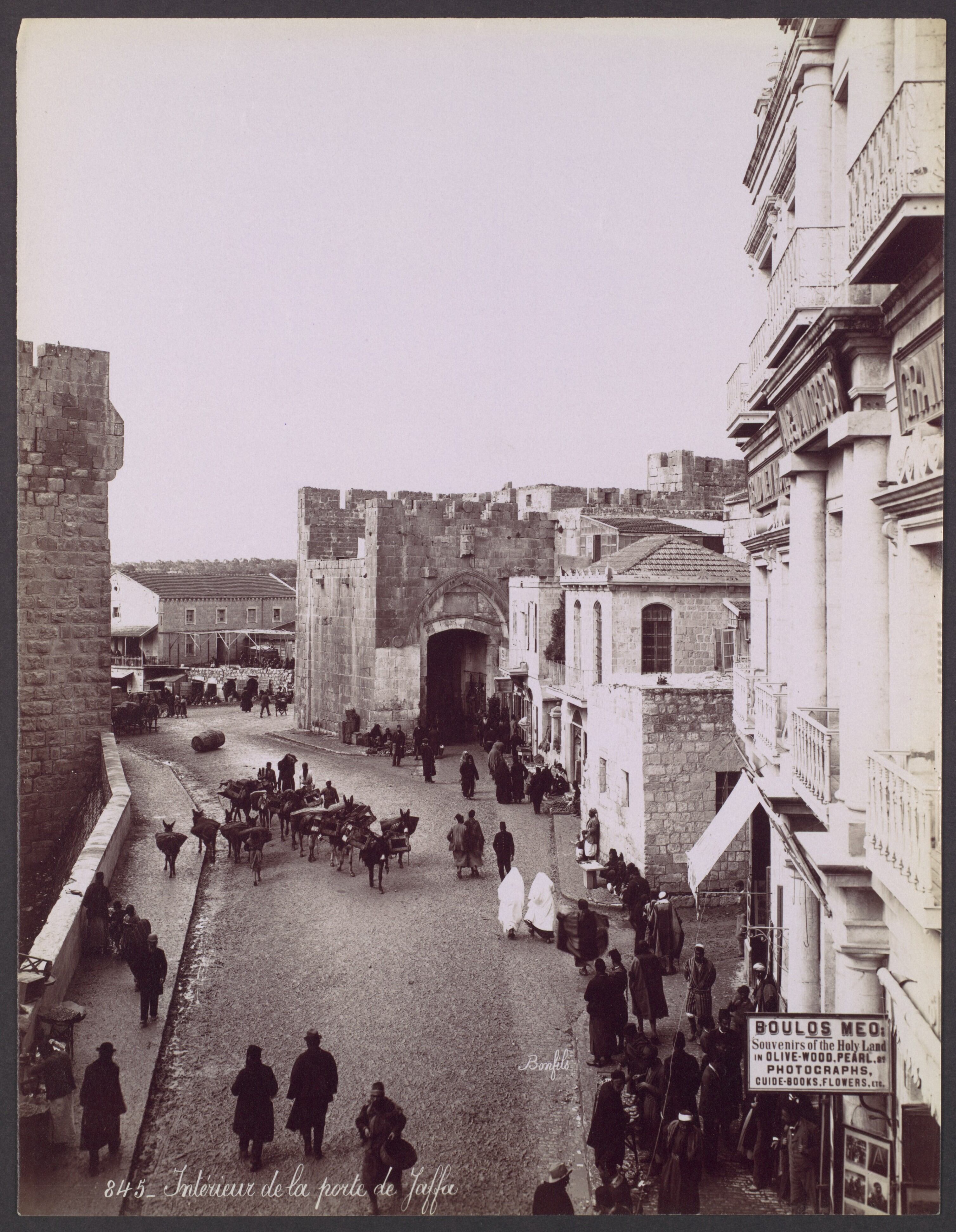 Fotografía de la Puerta de Jaffa, en Jerusalén, hecha por Félix Bonfils alrededor de 1870. Metropolitan Museum of Art