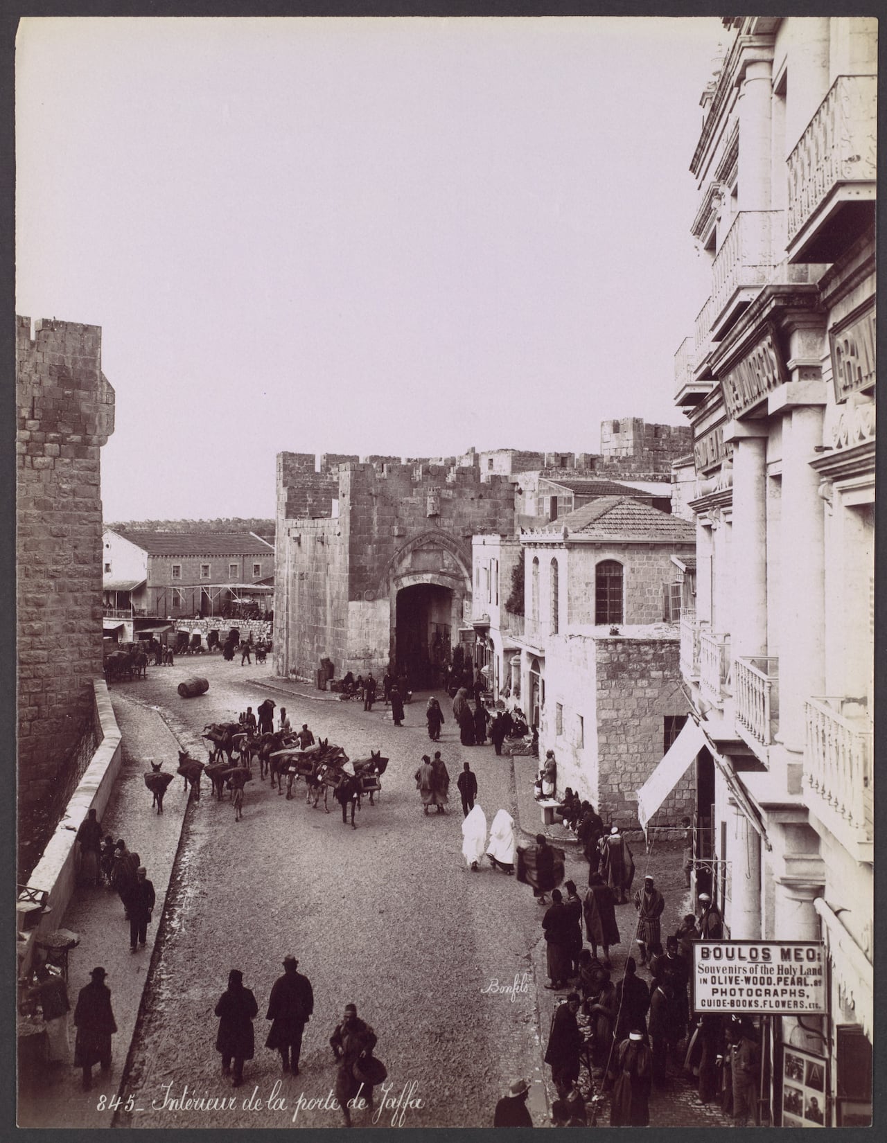 Fotografía de la Puerta de Jaffa, en Jerusalén, hecha por Félix Bonfils alrededor de 1870. Metropolitan Museum of Art